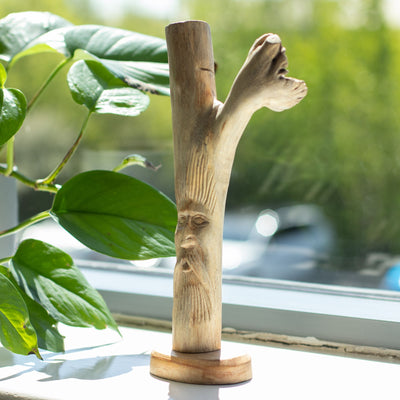Handgesneden beeldje van de Groene Man van parasiet hout