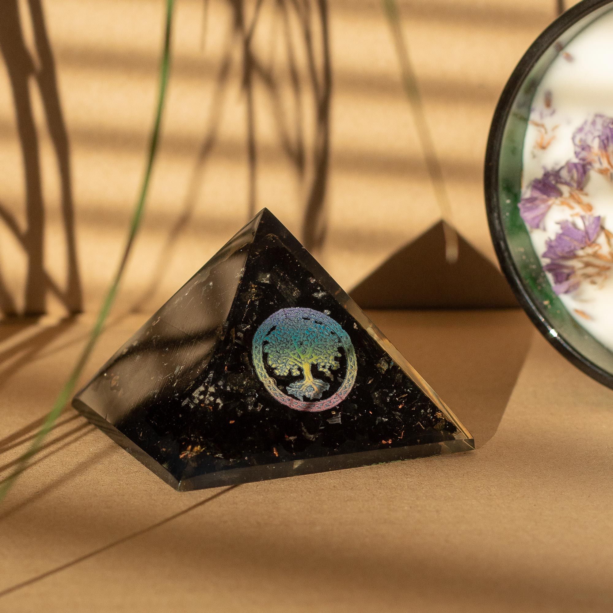 Elegante orgonietpiramide van zwarte toermalijn en Levensboom-symbool - 5.5x4.5 cm