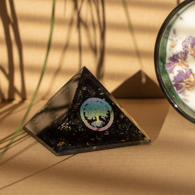 Elegante orgonietpiramide van zwarte toermalijn en Levensboom-symbool - 5.5x4.5 cm