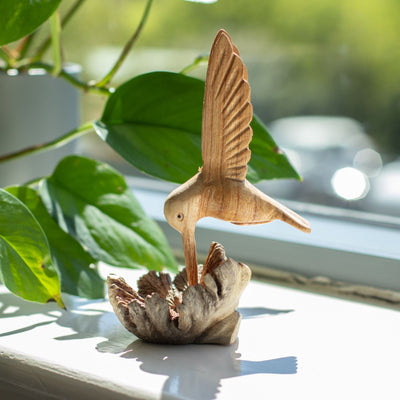 Handgemaakt beeld van een kolibrie die nectar drinkt uit een boomknobbel
