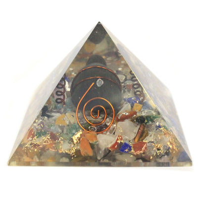 Middelgrote orgonietpiramide 60mm met edelsteenchips, koper en schildpad