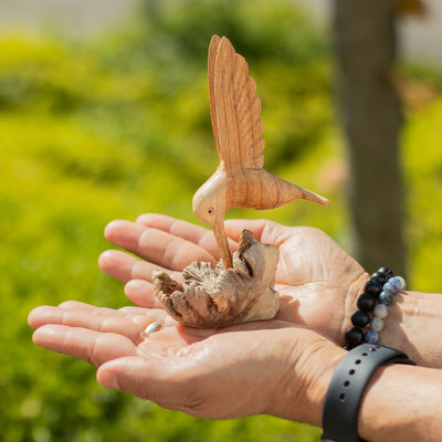 Handgemaakt beeld van een kolibrie die nectar drinkt uit een boomknobbel