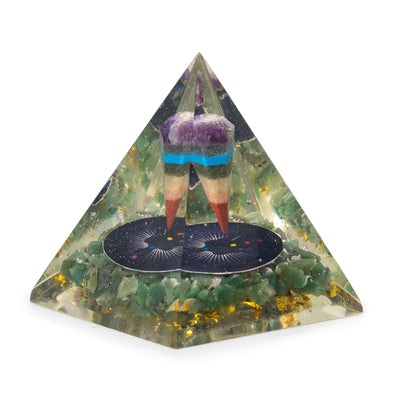 Middelgrote orgonietpiramide met pendel en groene aventurijnchips 7x6 cm