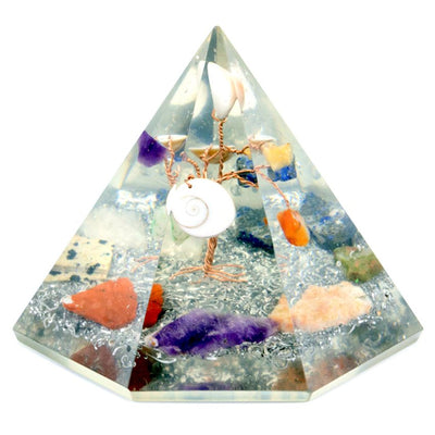 7-symmetrische orgonietpiramide met boompje van wijsheidsstenen