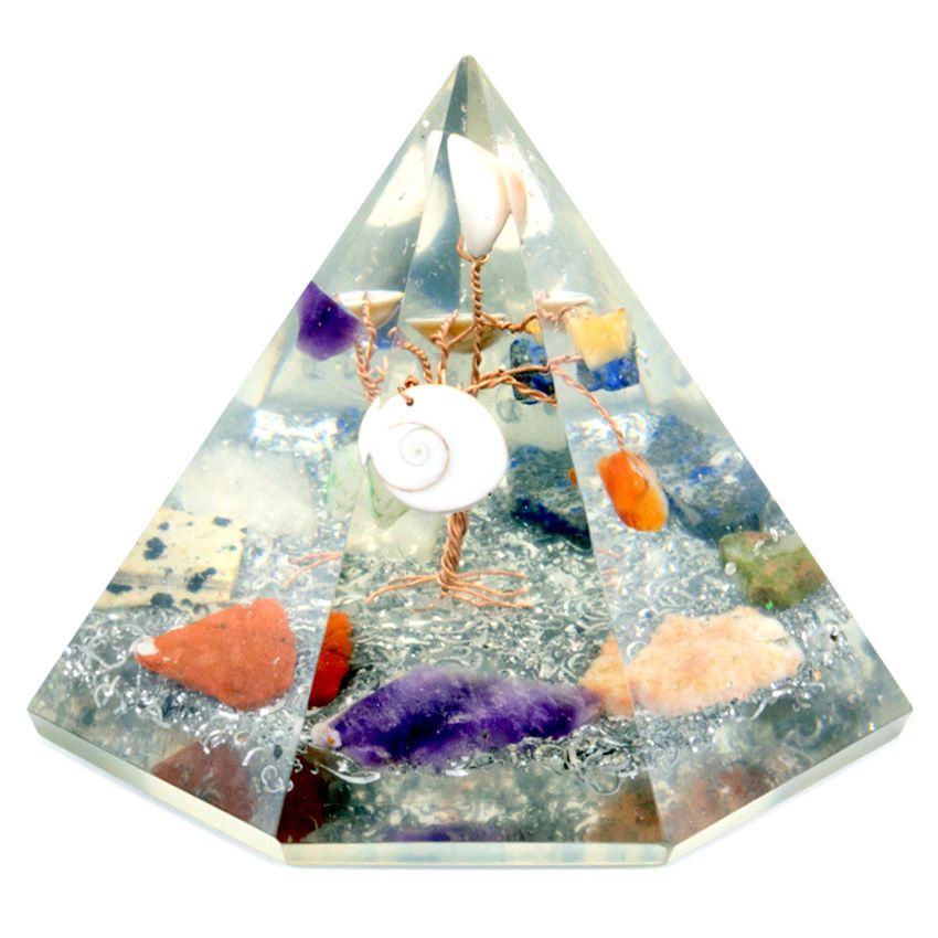 7-symmetrische orgonietpiramide met boompje van wijsheidsstenen