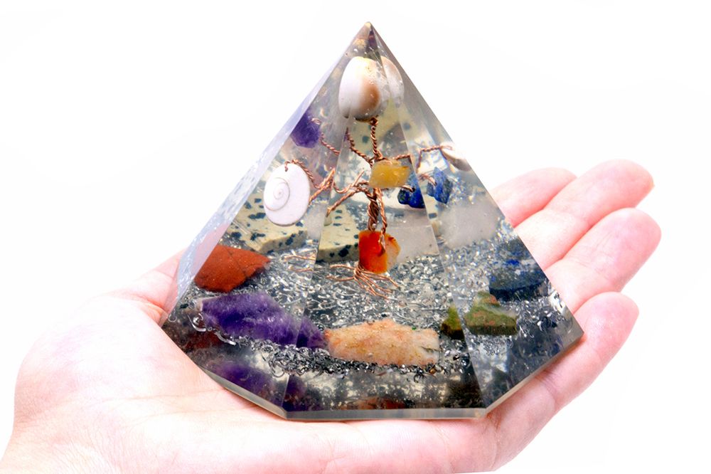 7-symmetrische orgonietpiramide met boompje van wijsheidsstenen
