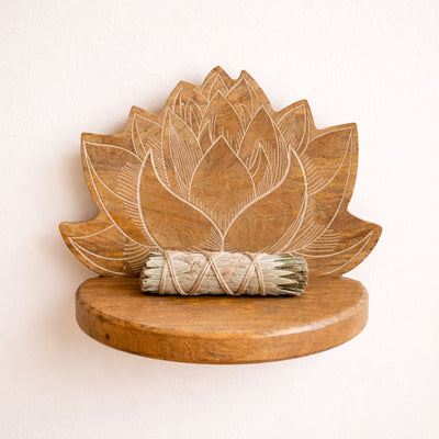 Lotus-wandplank in whitewash
