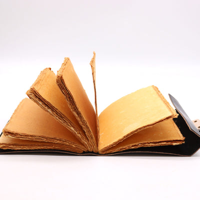 Boek der Schaduwen - magisch notitieboek met 200 pagina's, decoratieve rand, 15x21 cm