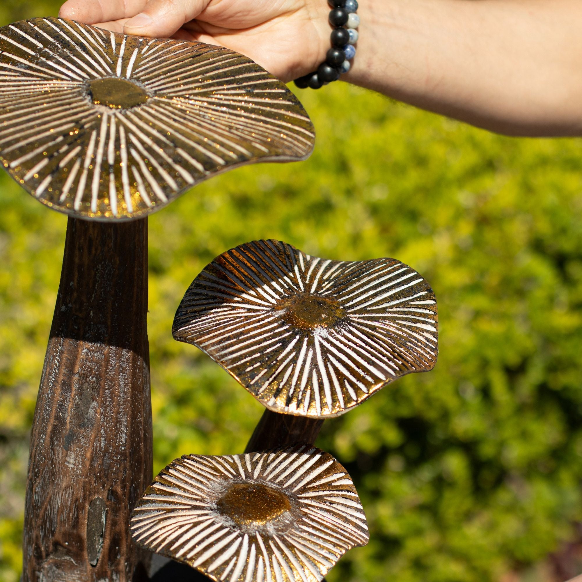 Grote gouden paddenstoelensculptuur 32 cm - Natuurlijk hout - Uniek decoratief element als cadeau - Bosrijke, rustieke en moderne stijl