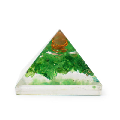 Kleine orgonietpiramide 25mm met groene edelstenen en koper