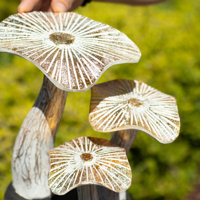 Artistieke gouden paddenstoelfiguur 25 cm in witte afwerking met gouden details - Uniek cadeau van albiziahout voor interieurs in boho- en natuurlijke stijl