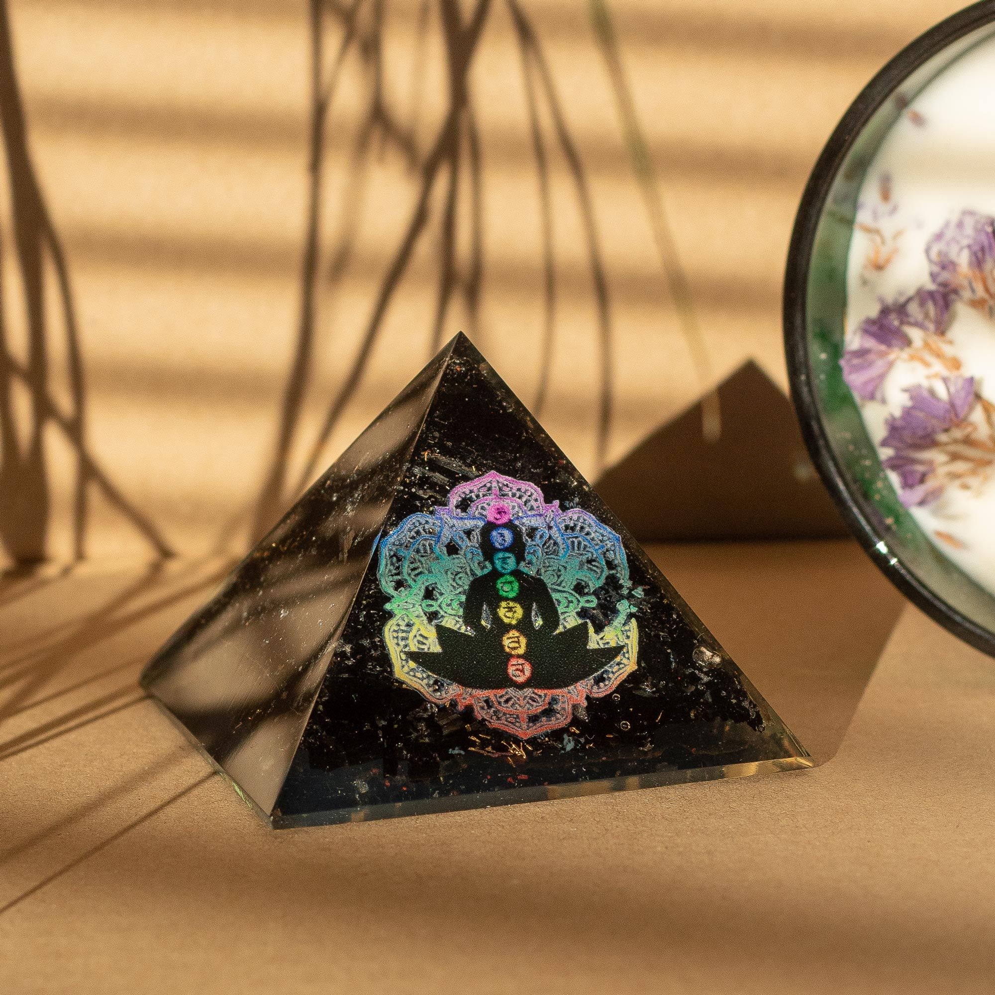 Kleine orgonietpiramide van zwarte toermalijn 5.5x4.5cm met Boeddha-chakramotief