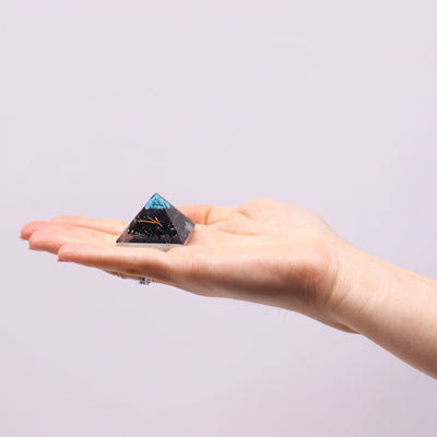 Kleine orgonietpiramide 25mm met groene edelstenen en koper