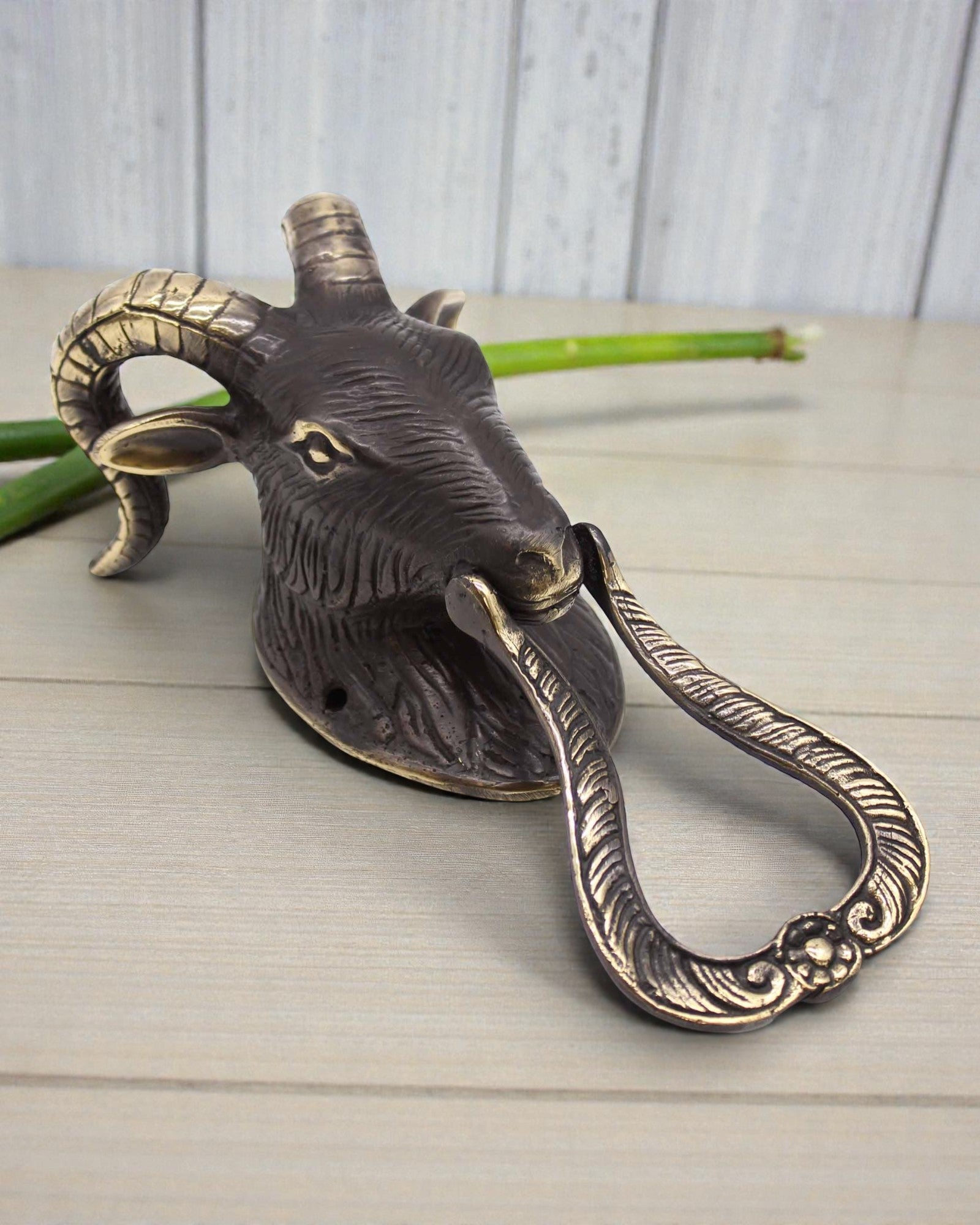Gehoornde Drempelwachter – Met de Hand Gemaakte Deurklopper van Messing