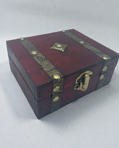 Robijnrood theekistje – vierkante bruine kist