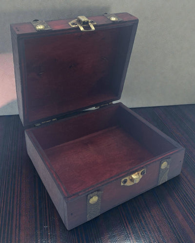 Robijnrood theekistje – vierkante bruine kist