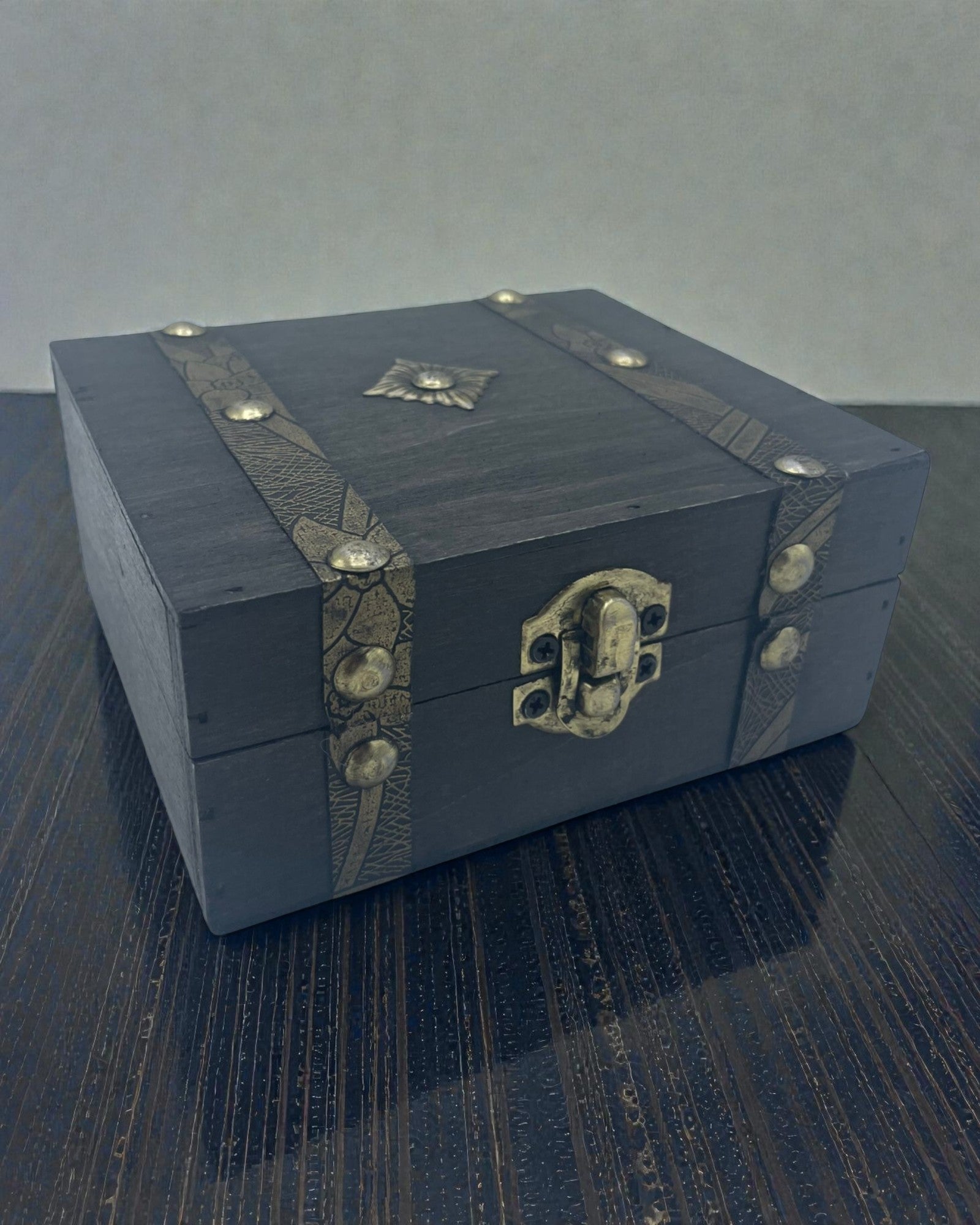 Thee-ark van de Mist – Vierkante Grijze Kist