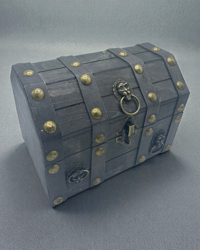 Schatzoekerskist – Grote grijze kist in oude stijl met metalen beslag