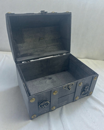 Schatzoekerskist – Grote grijze kist in oude stijl met metalen beslag