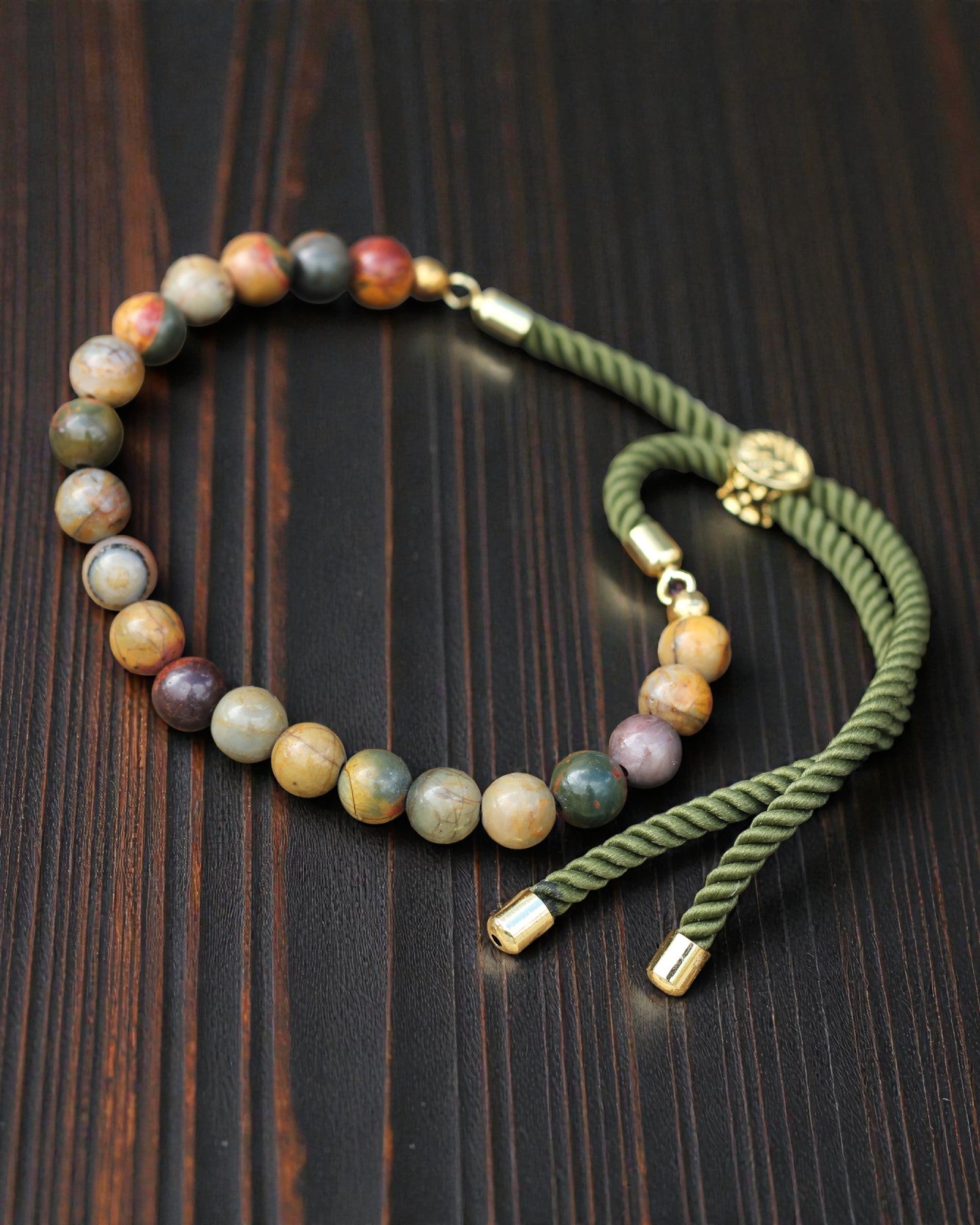 Moss Aura – Armband met Picasso-jaspis en 18K goud aan een groen koordje