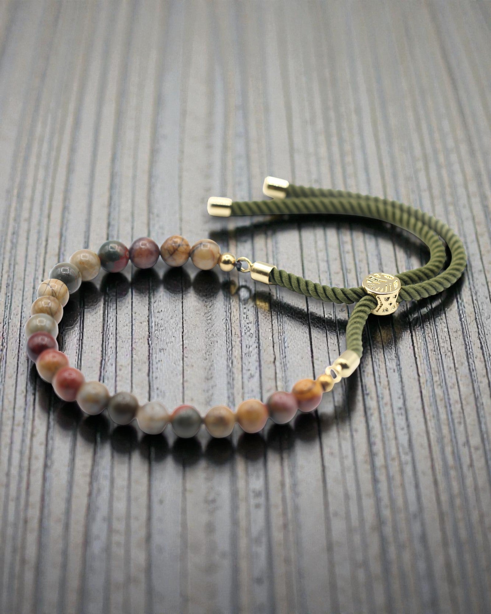 Moss Aura – Armband met Picasso-jaspis en 18K goud aan een groen koordje