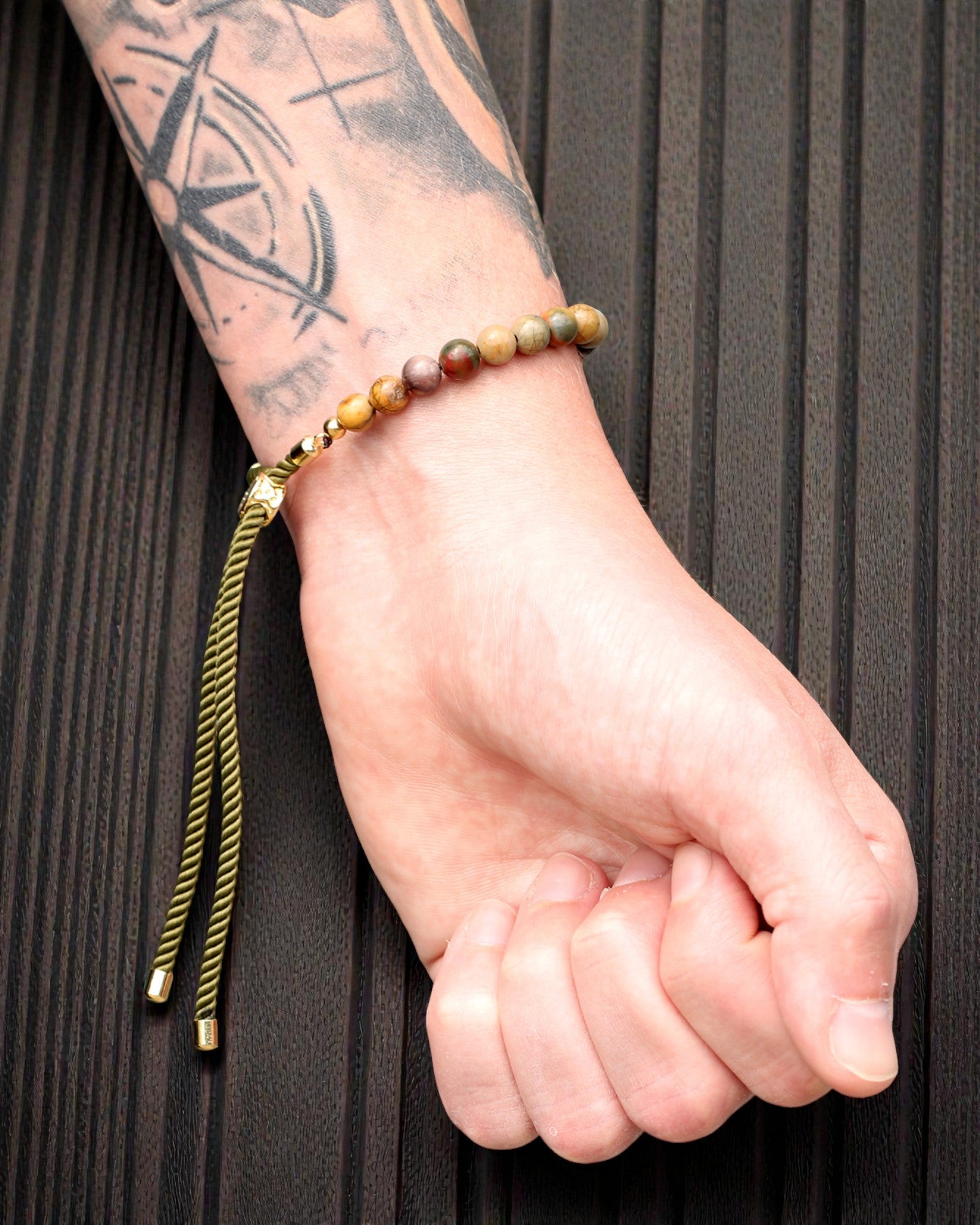 Moss Aura – Armband met Picasso-jaspis en 18K goud aan een groen koordje