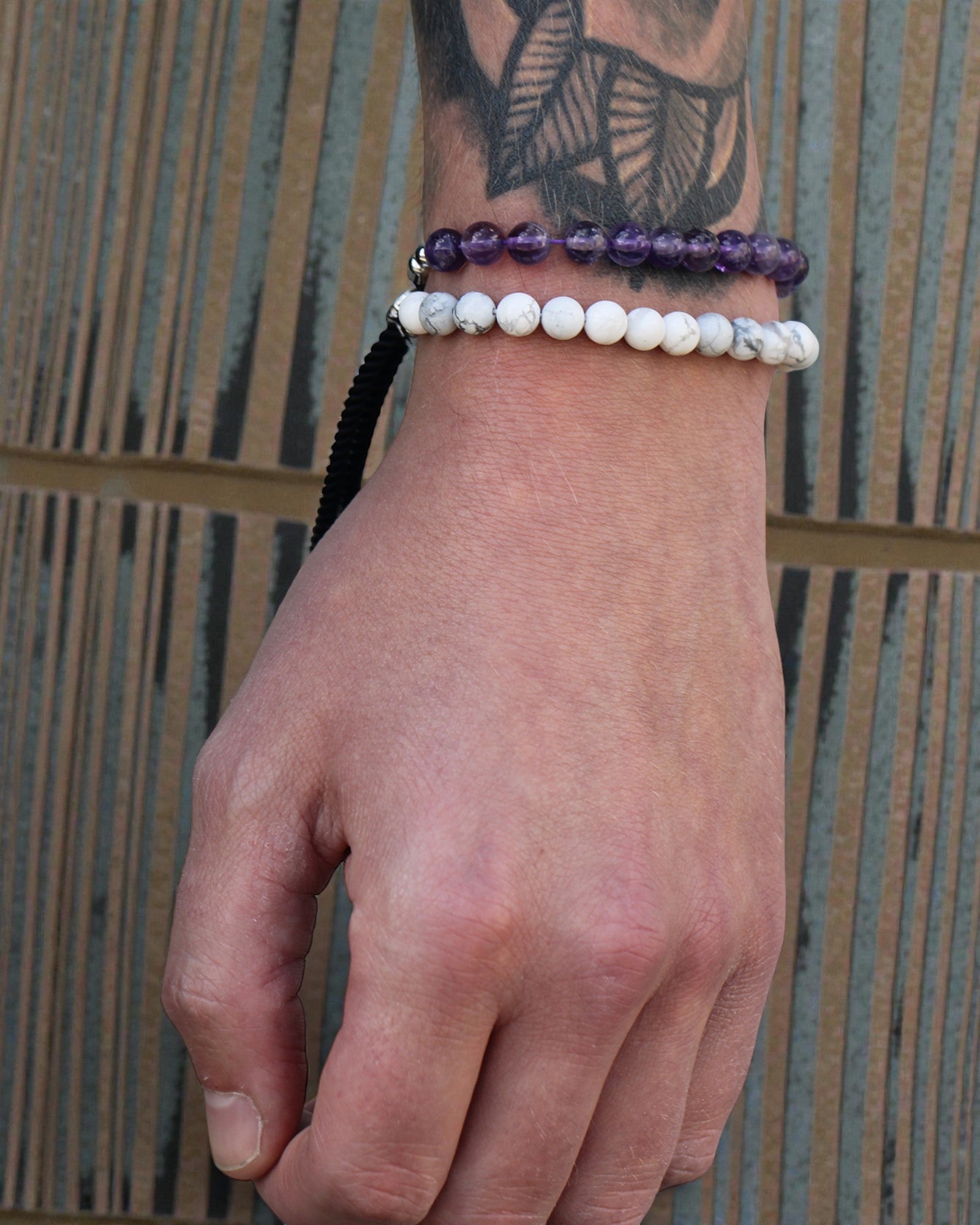 Oceaankalmte – Armband met witte howliet en 925 zilver aan een marineblauw koordje