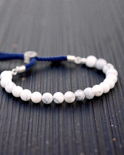 Oceaankalmte – Armband met witte howliet en 925 zilver aan een marineblauw koordje