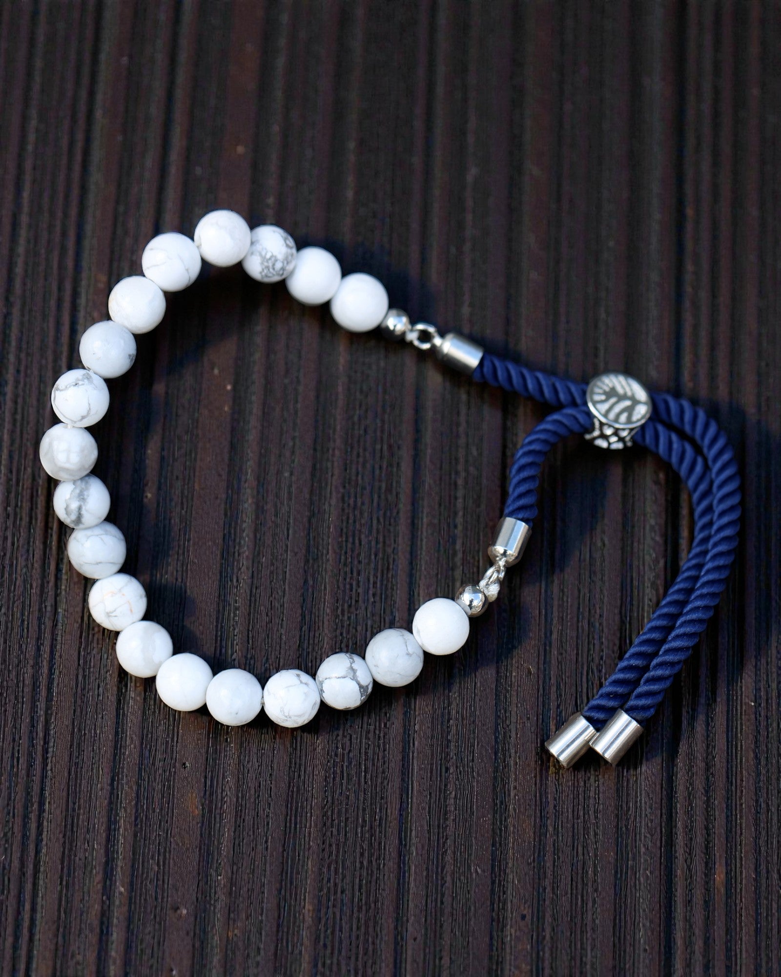 Oceaankalmte – Armband met witte howliet en 925 zilver aan een marineblauw koordje