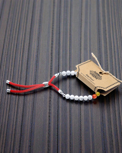 Royal Harmony Chakra – armband van witte howliet en 925 zilver aan een rood koordje