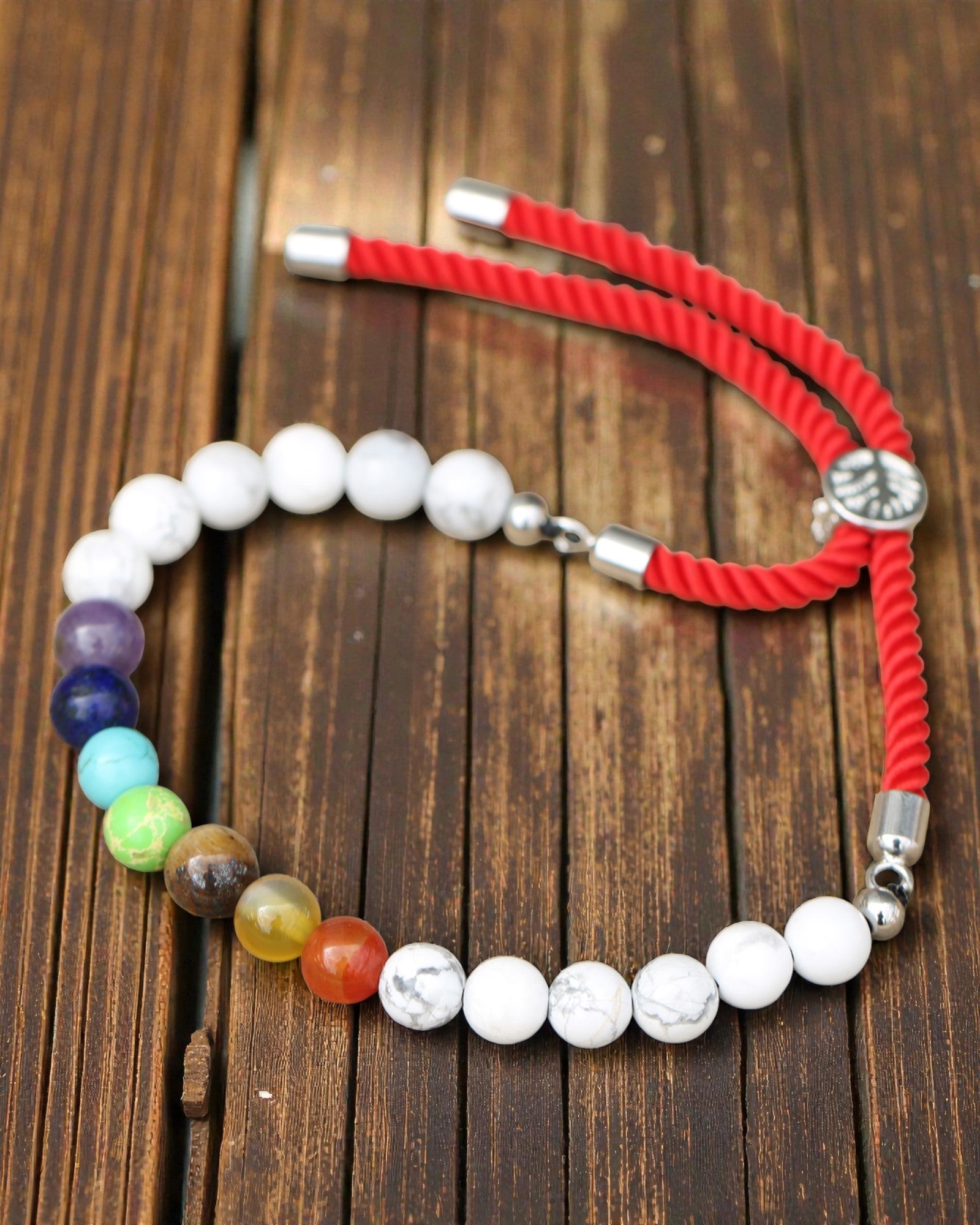 Royal Harmony Chakra – armband van witte howliet en 925 zilver aan een rood koordje