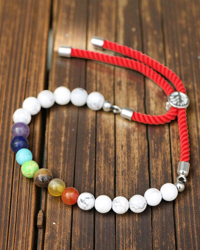 Royal Harmony Chakra – armband van witte howliet en 925 zilver aan een rood koordje