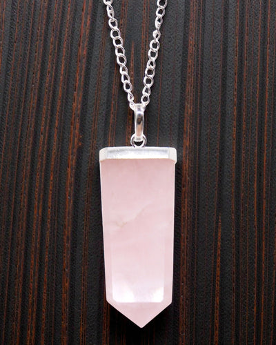 Rose Light – Platte hanger van rozenkwarts met kristalslijping
