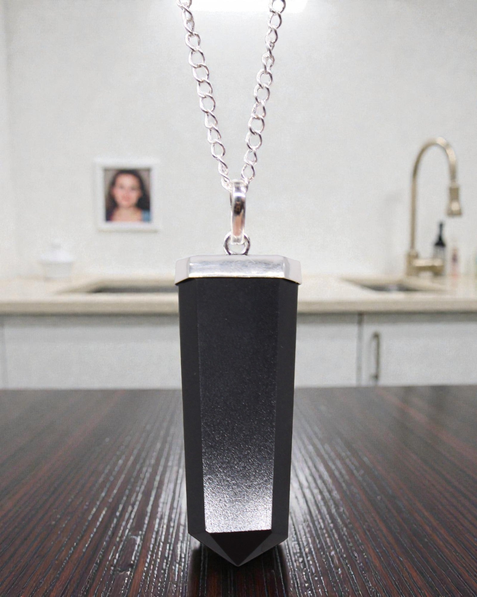 Obsidian Ray – Platte hanger van zwarte agaat in kristalslijping