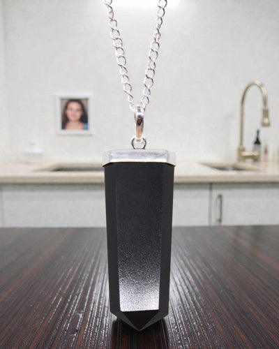 Obsidian Ray – Platte hanger van zwarte agaat in kristalslijping