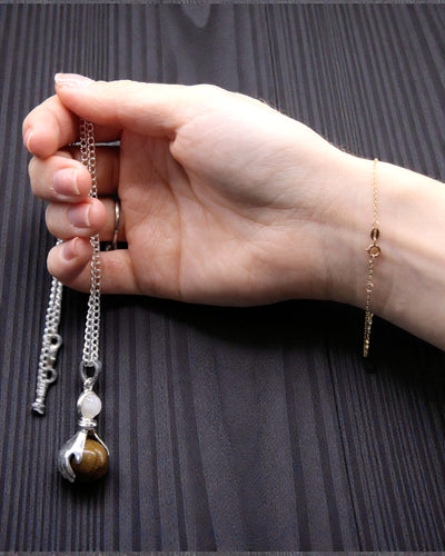 Crystal Hands – Hanger met genezende handen van tijgeroog