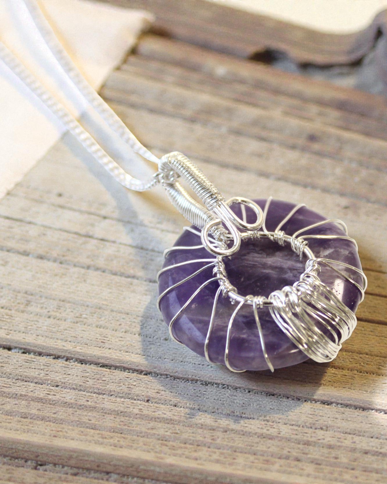 Boom van Harmonie – Handgemaakte Ketting met Amethist en Levensboommotief