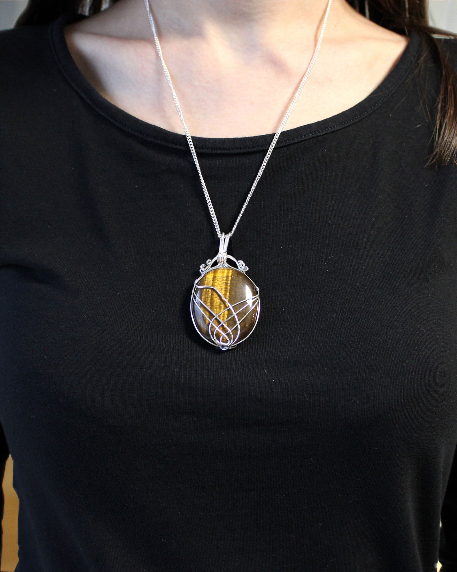 Spiraal van Kracht – Handgevlochten Ketting met Tijgeroog