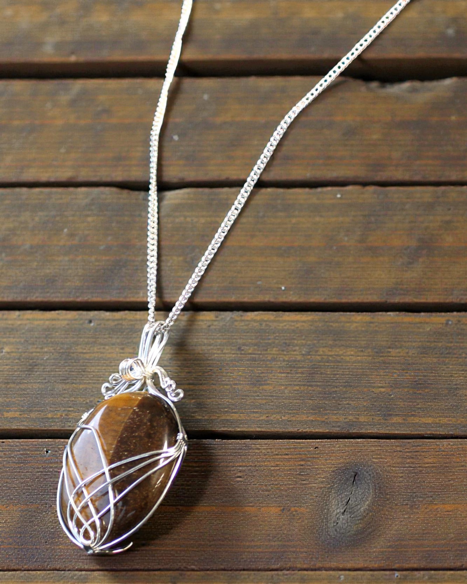 Spiraal van Kracht – Handgevlochten Ketting met Tijgeroog