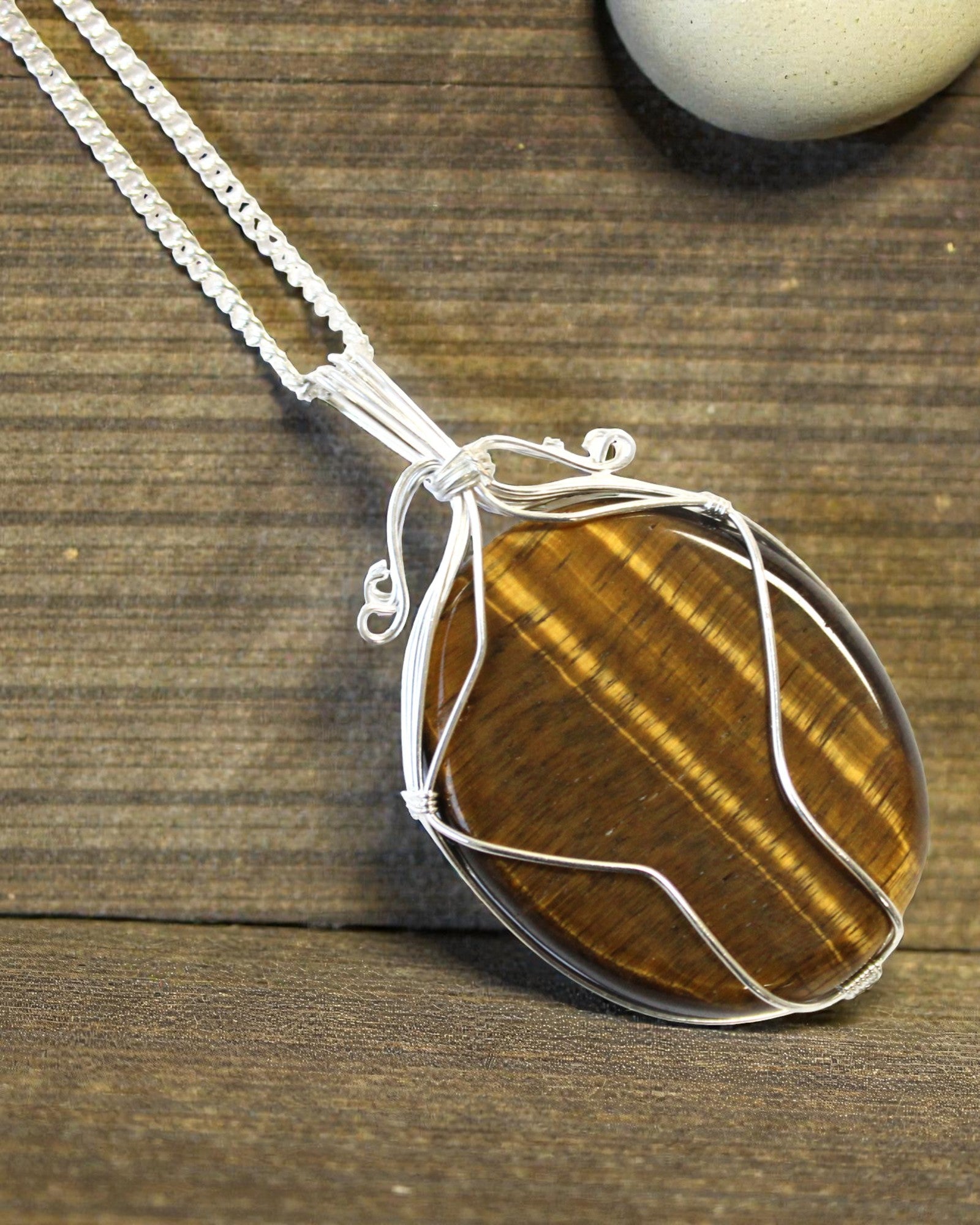 Spiraal van Kracht – Handgevlochten Ketting met Tijgeroog