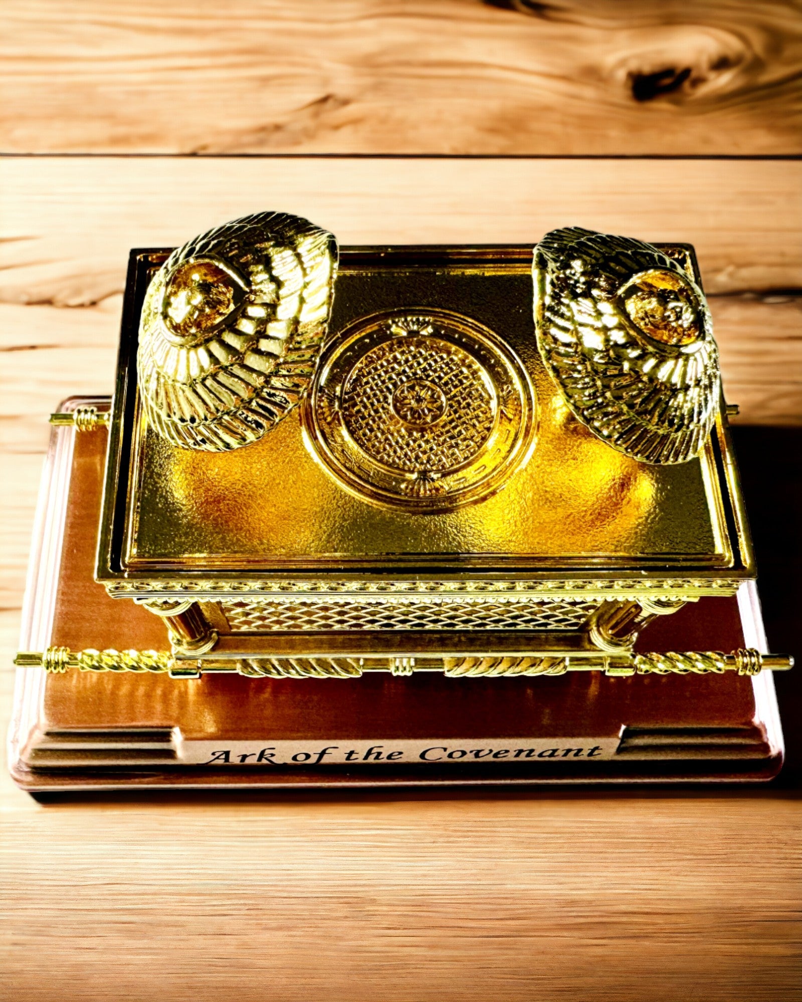Vergulde Replika van de Ark des Verbonds, Decoratief Beeldje van de Ark met Koperen Standaard, Inspiratie Jeruzalem, 18x10x12 cm
