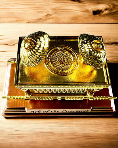 Vergulde Replika van de Ark des Verbonds, Decoratief Beeldje van de Ark met Koperen Standaard, Inspiratie Jeruzalem, 18x10x12 cm