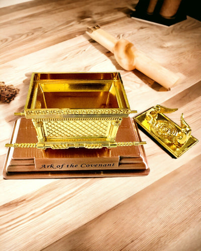 Majestueuze Miniatuur van de Ark des Verbonds in Gouden Omkadering 11,2 x 5,8 x 7,3 cm - Exclusieve ark, Decoratie in Gouden Uitvoering