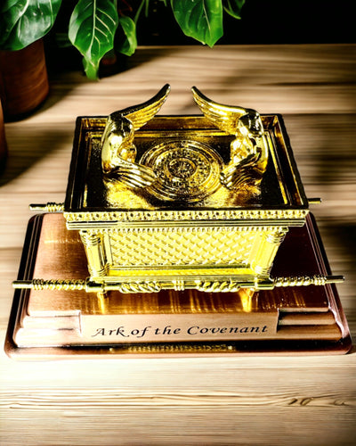 Majestueuze Miniatuur van de Ark des Verbonds in Gouden Omkadering 11,2 x 5,8 x 7,3 cm - Exclusieve ark, Decoratie in Gouden Uitvoering