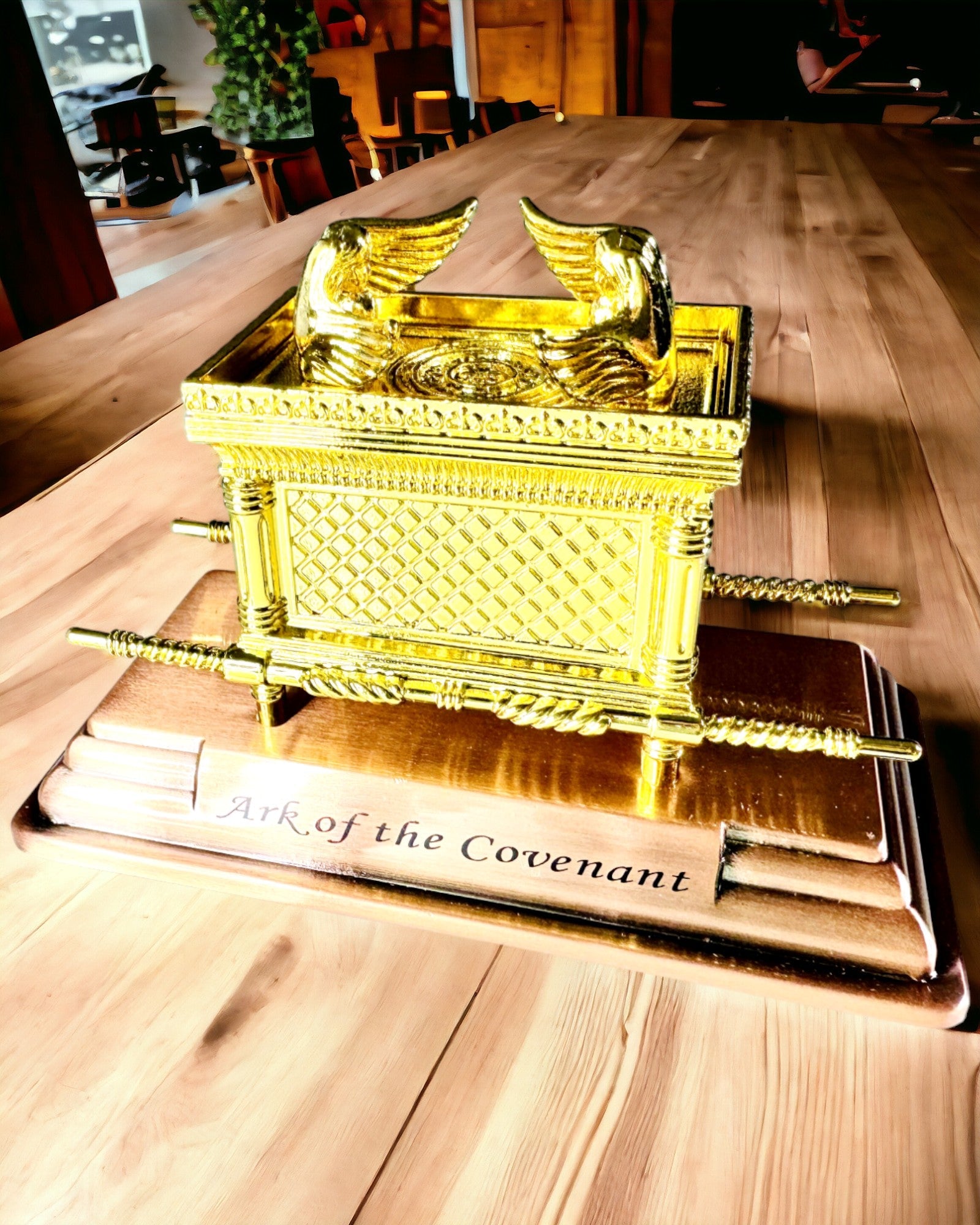 Majestueuze Miniatuur van de Ark des Verbonds in Gouden Omkadering 11,2 x 5,8 x 7,3 cm - Exclusieve ark, Decoratie in Gouden Uitvoering