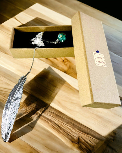 Creatieve Boekenlegger in Retro Stijl met Veer- en Vlindermotief – Elegant Promotiegeschenk, Kleur Zilver/Blauw