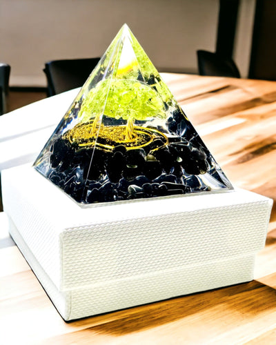 Orgoniet Reiki Piramide met Natuurlijke Kristallen - Decoratief Symbool van Chakra Energie Balans