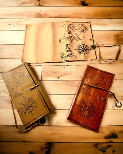 Retro Lichtbruin - matte, leren Reisetui in Reizigersstijl met Wereldkaart – Praktisch en Ruim. Personalisatie met gravure.