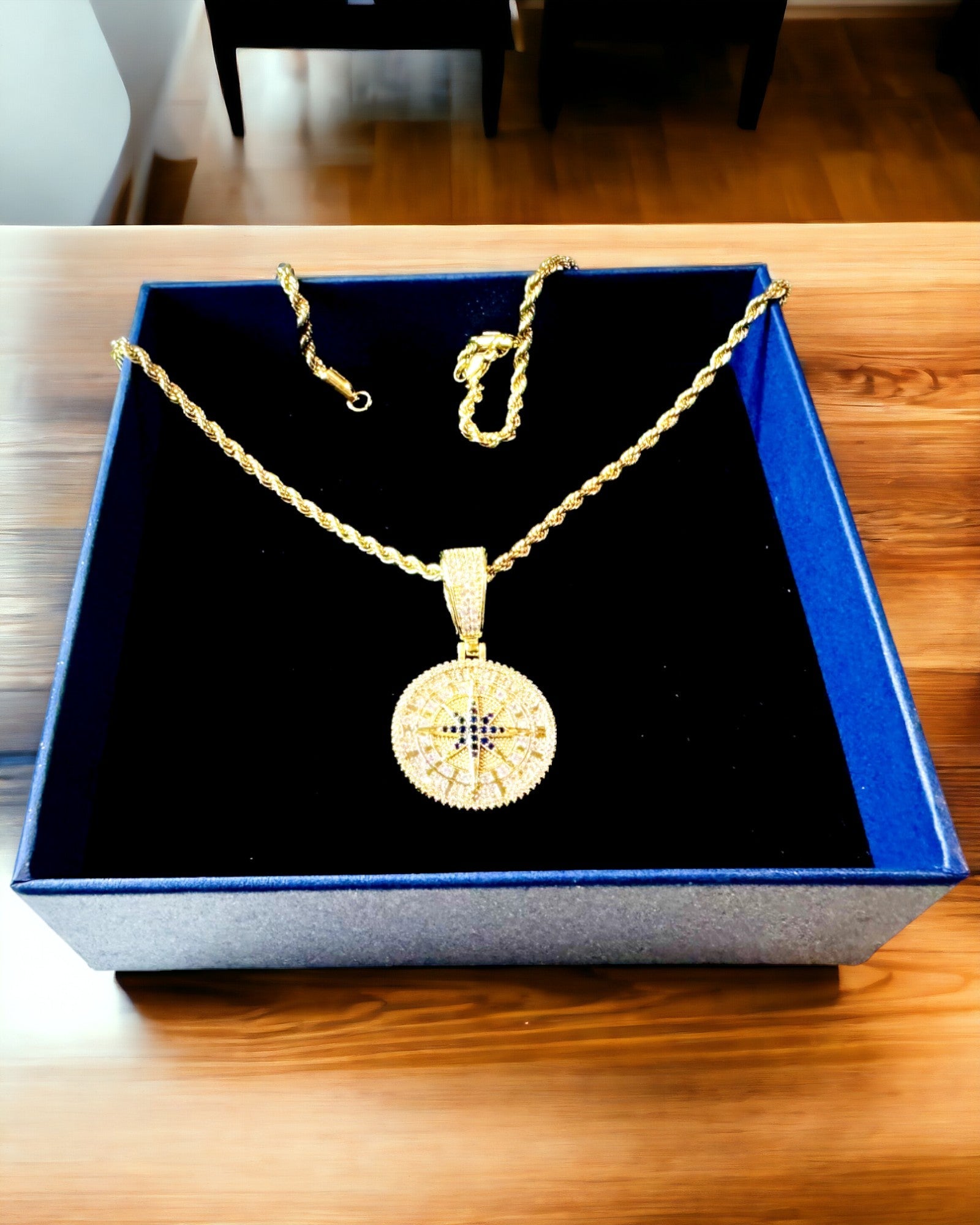 Ketting met Kompas Hanger in Glamour Stijl met Zirkonia voor Vrouwen en Mannen - 2 varianten om uit te kiezen, personalisatie met gravure als cadeau