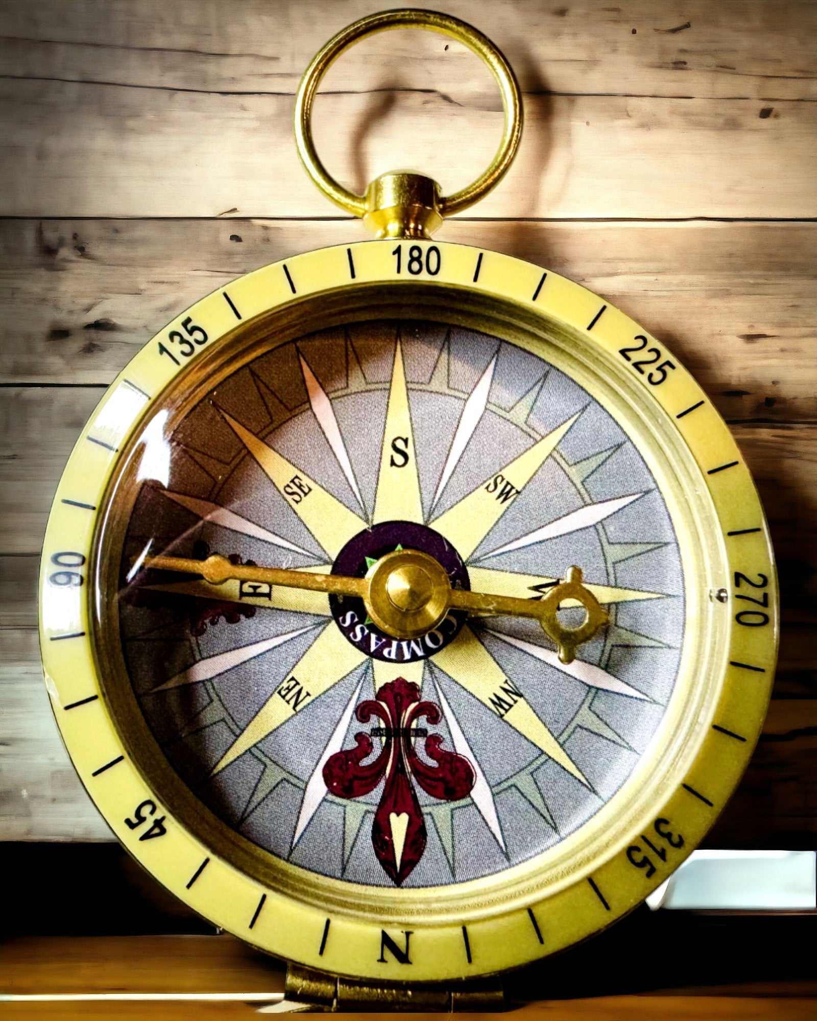 Retro Stijl Navigatiekompas – Draagbaar en Precies Instrument voor Richtingsbepaling voor Reizigers en Ontdekkingsreizigers. Gravure, personalisatie.